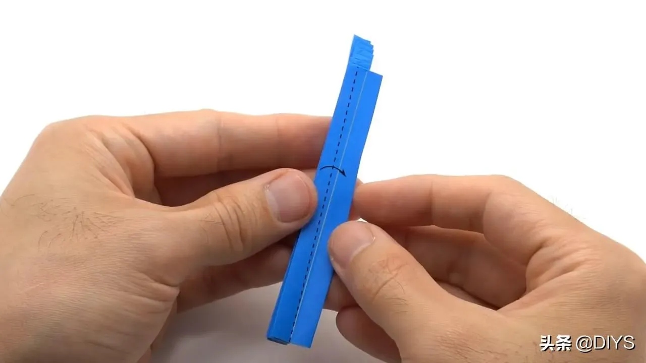 手工折纸的技巧，带你学习如何用一张纸折翅